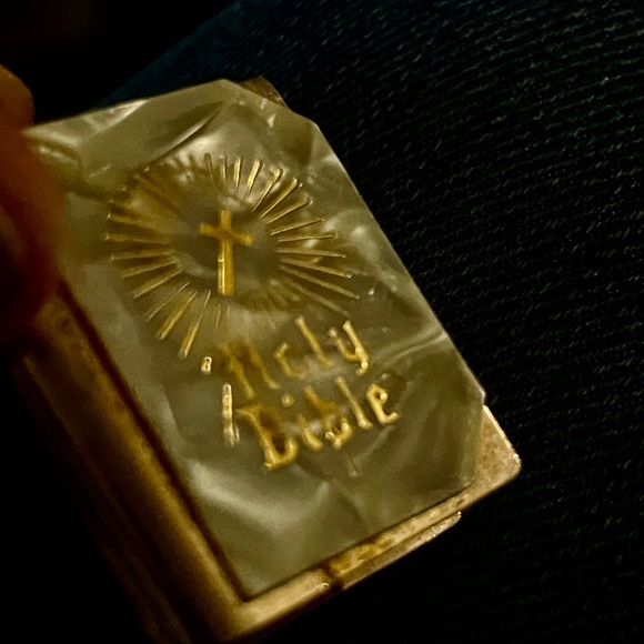 very tiny Bible in mother of pearl case/locket. 1940s - Picture 5 of 6